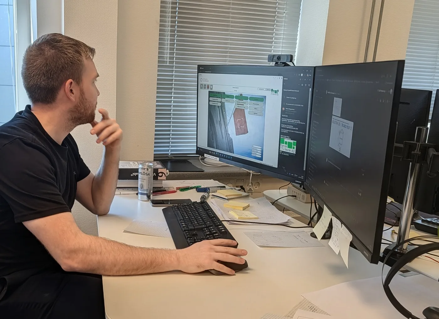 SORI medarbejder gennemgår CTS og bygningsautomatik ved computer