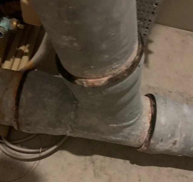 Samling på faldstamme med lækage og tegn på utæthed