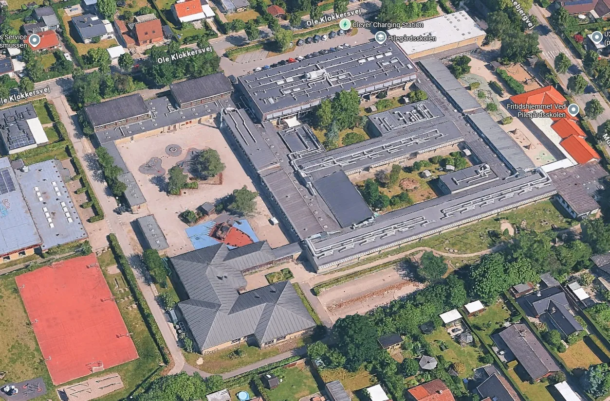 Luftfoto af Pilegårdsskolen efter etablering af tagførte ventilationskanaler