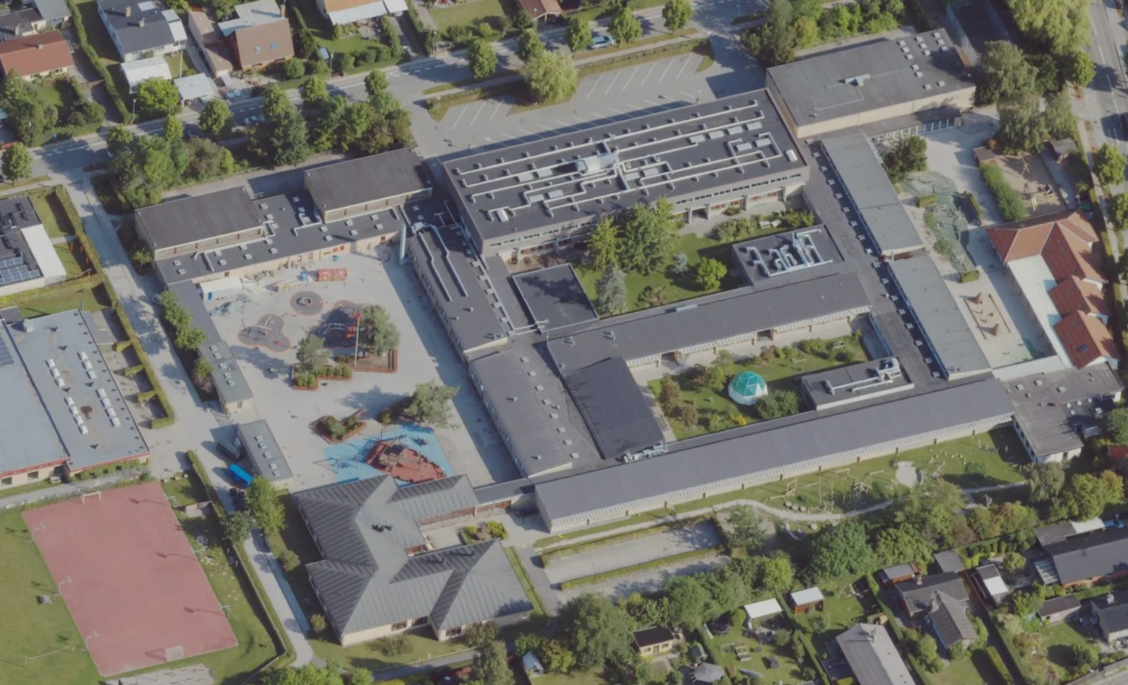Luftfoto af Pilegårdsskolen før etablering af ny ventilation på tagfladerne