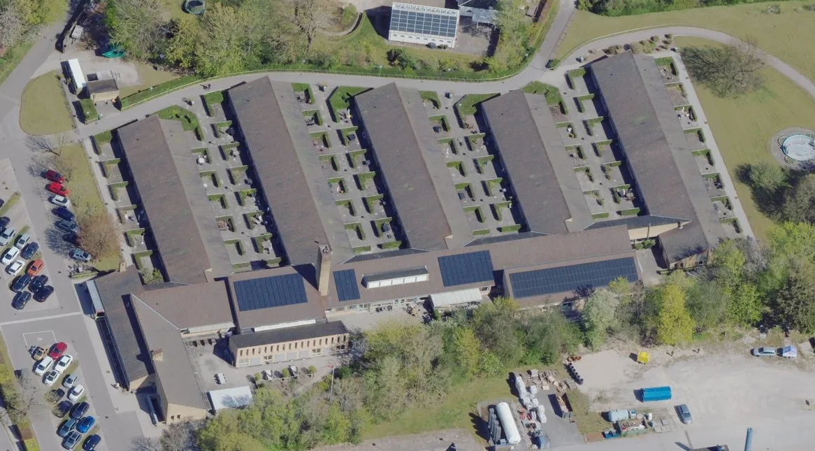 Luftfoto af bygning i reference om BR18-screening af bygningsautomatik