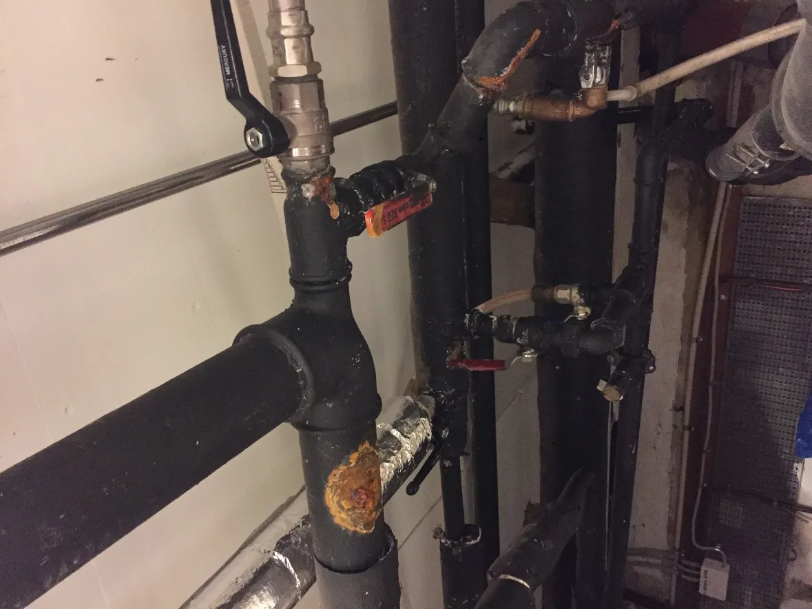 Galvaniseret vandrør med gennemtæring og manglende isolering