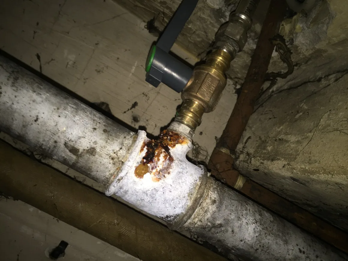 Korrosion på galvaniseret brugsvandsrør ved overgang til andet rørmateriale
