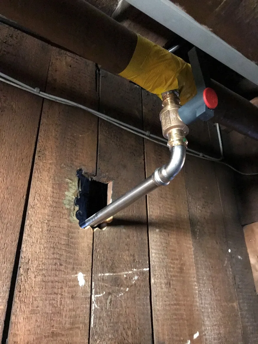 Reparation af varmt brugsvandsrør uden isolering i uopvarmet loftrum