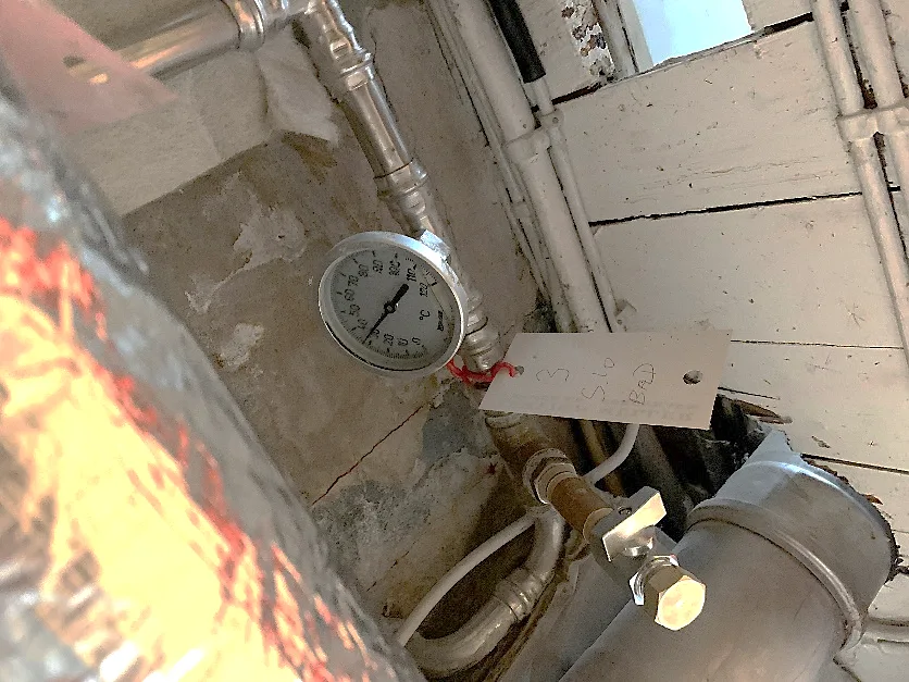 Termometer på varmtvandsinstallation med lav temperatur ved cirkulation