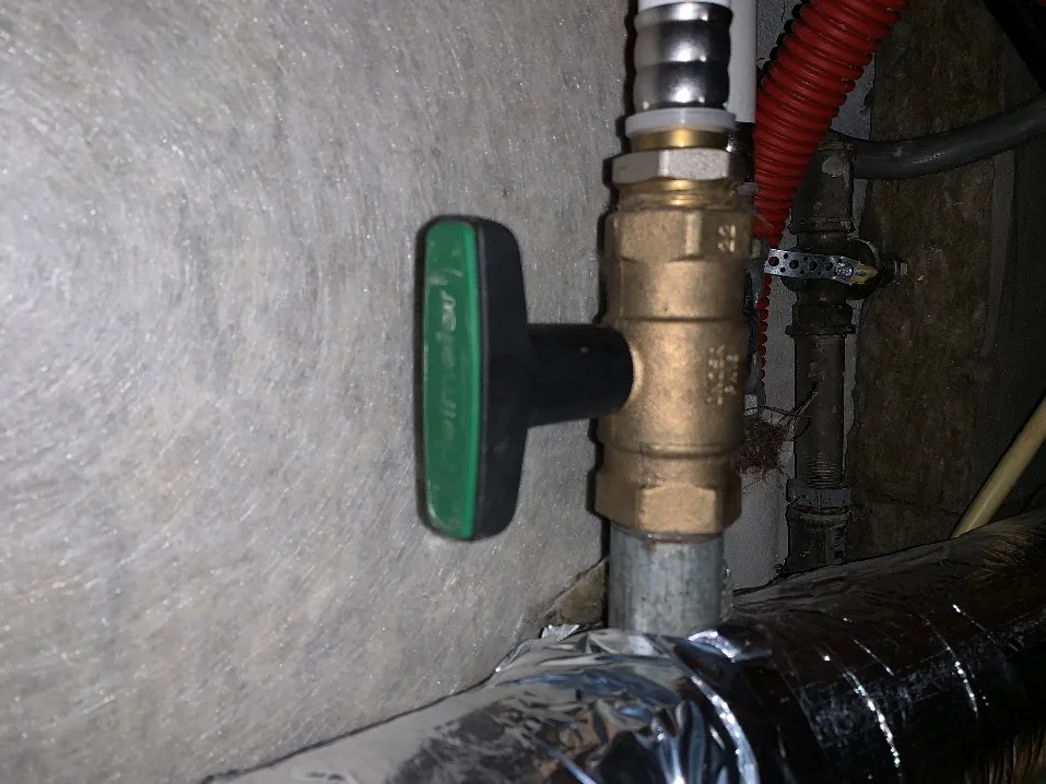 Sammenblanding af galvaniseret stålrør og ventil af andet materiale