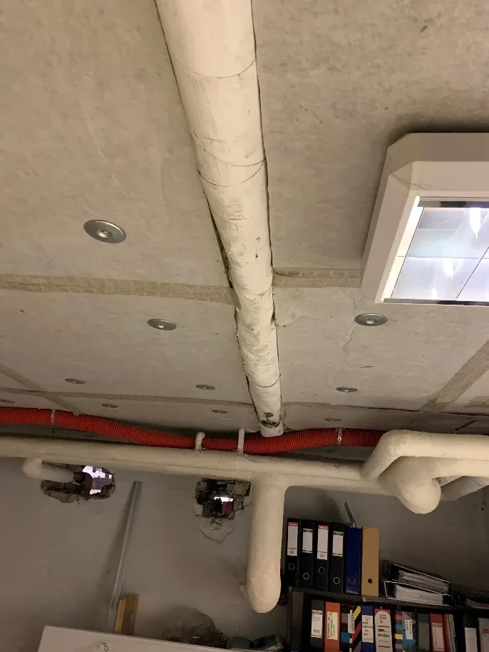 Brugsvandsrør ført tæt ved eller delvist i isoleringslag mod dæk