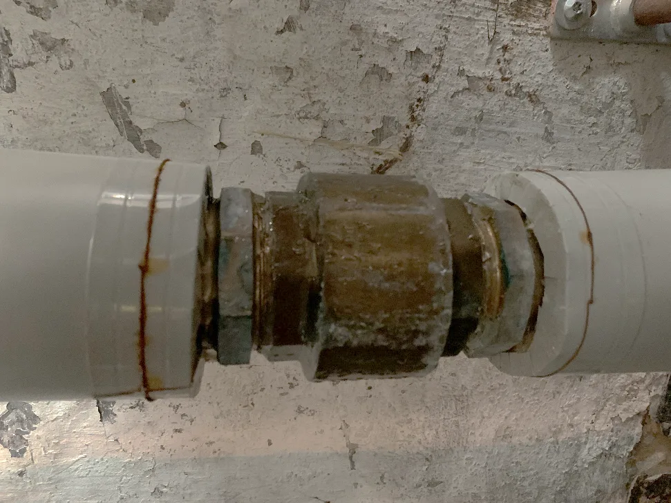 Tæring på kontraventil ved brugsvandsinstallation grundet kondens og manglende isolering