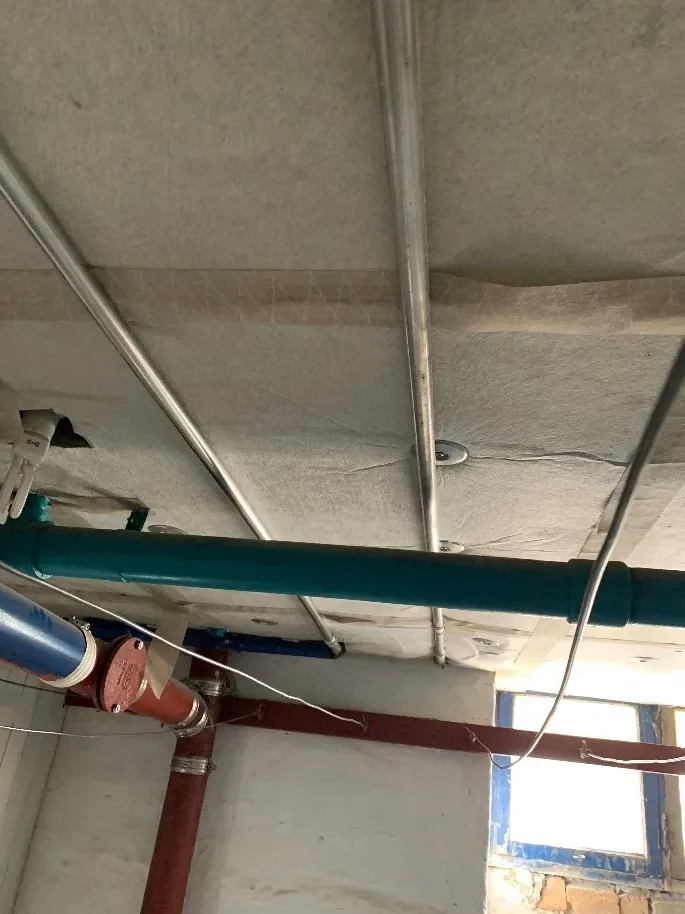 Uisolerede fordelingsledninger for brugsvand i kælder