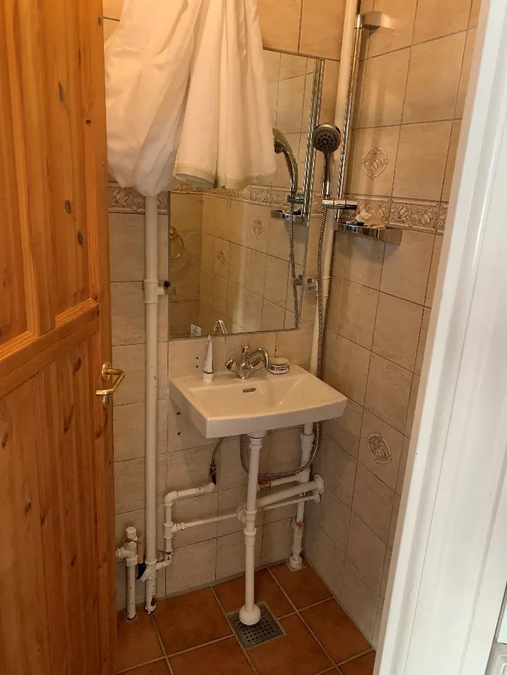 Uisolerede stigstrenge for varmt og koldt brugsvand i lejlighed